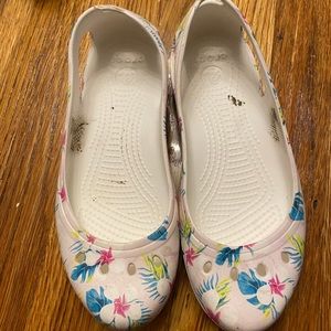Crocs white floral size 8 flats